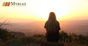 Mujer mirando al horizonte